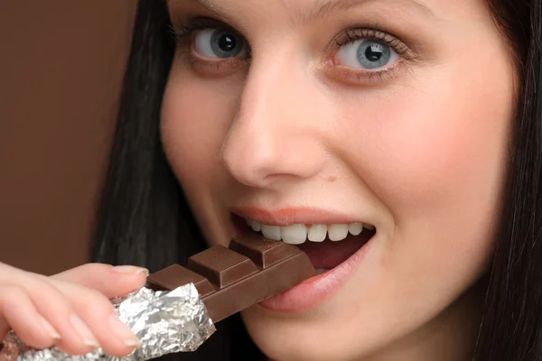 Chocolate - close-up mulher mordida doces — Fotografia de Stock