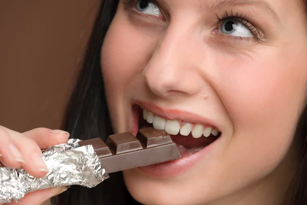 Chocolade - close-up vrouw beet snoep — Stockfoto