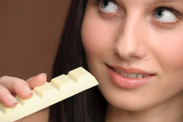 Czekolada - szczegół kobieta cieszyć się słodyczy — Zdjęcie stockowe