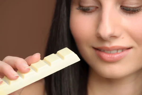 Čokoláda - close-up žena užívat sladkosti — Stock fotografie