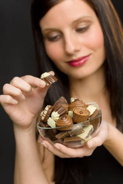 Chocolat - portrait jeune femme profiter de bonbons — Photo
