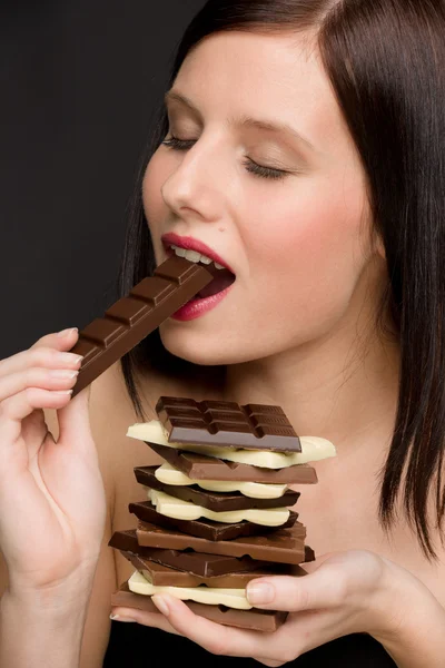 巧克力-肖像健康女人吃甜食 — 图库照片