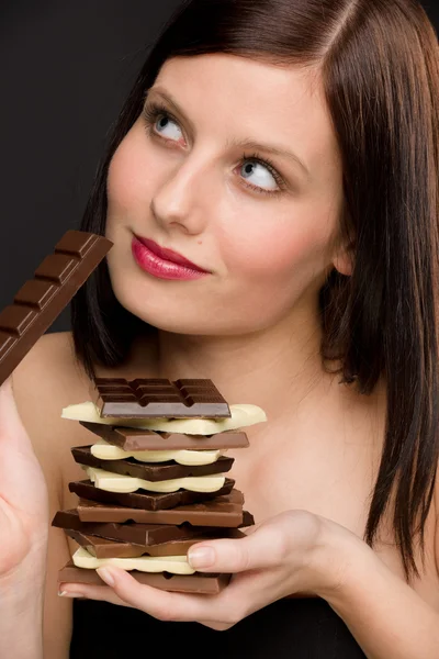 Шоколад - портрет здорової жінки насолоджується цукерками — стокове фото