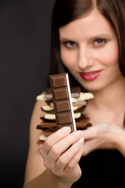 Σοκολάτα - πορτρέτο υγιή γυναίκα Απολαύστε γλυκά — Φωτογραφία Αρχείου