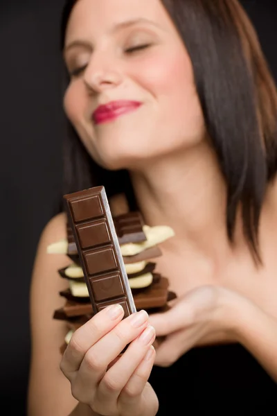 Choklad - stående frisk kvinna njuta av sötsaker — Stockfoto