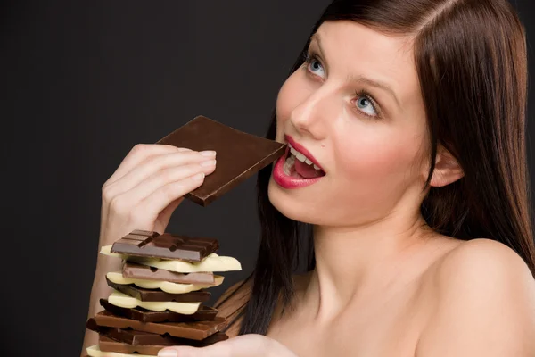 Chocolate - retrato mulher saudável desfrutar de doces — Fotografia de Stock