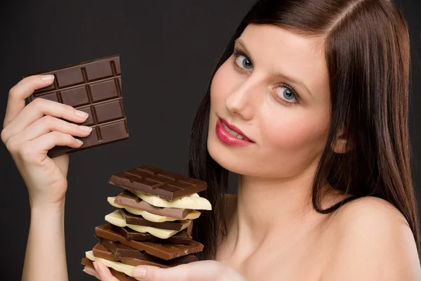 巧克力-肖像健康女人享受糖果 — 图库照片