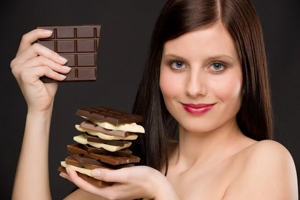 Шоколад - портрет здоровой женщины наслаждаться сладостями — стоковое фото