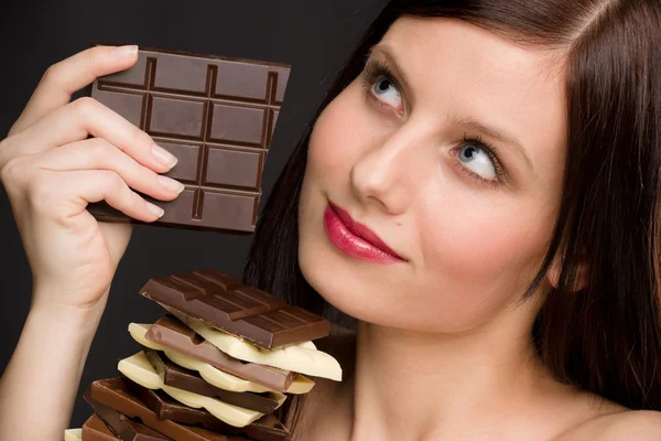 Шоколад - портрет здоровой женщины наслаждаться сладостями — стоковое фото