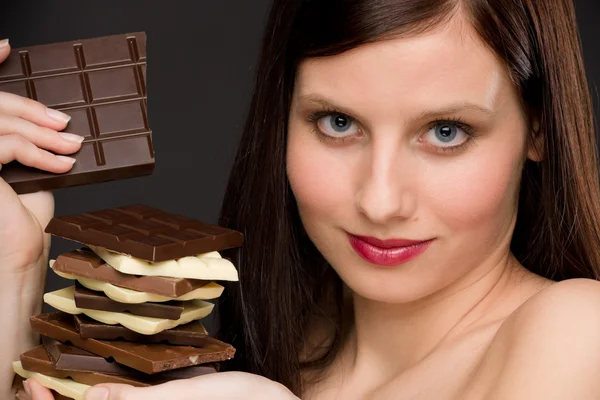Σοκολάτα - πορτρέτο υγιή γυναίκα Απολαύστε γλυκά — Φωτογραφία Αρχείου