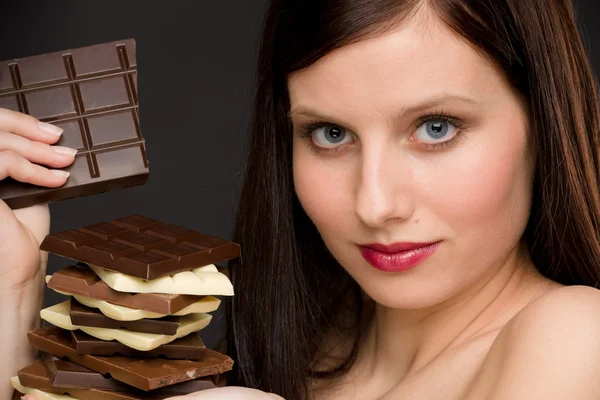 Czekolada - portret kobiety zdrowe cieszyć się słodyczy — Zdjęcie stockowe