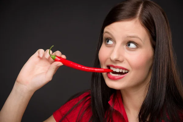 Papryka chili - portret młodej kobiety czerwony pikantny — Zdjęcie stockowe