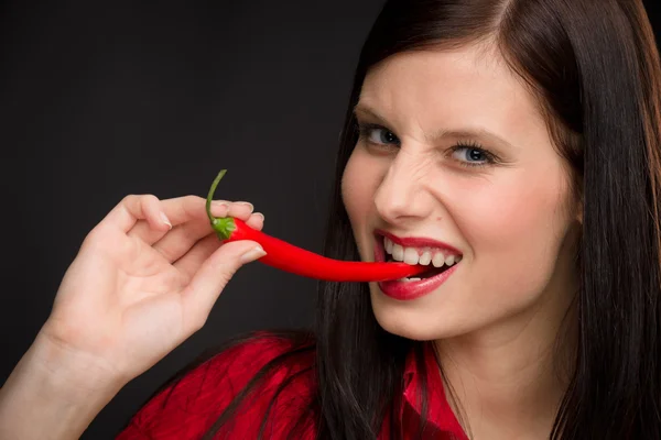 Chili peper - portret jonge vrouw rood kruidig — Stockfoto