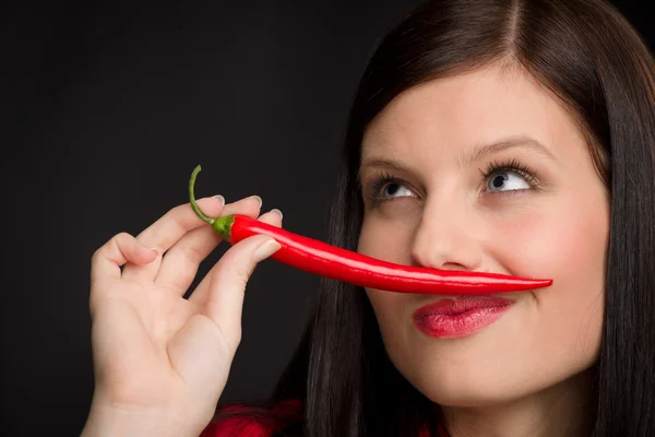 Chili peper - portret jonge vrouw rood kruidig — Stockfoto