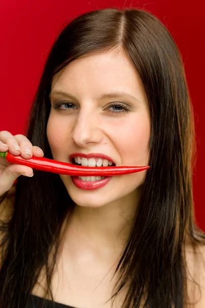 Piment - portrait jeune femme mordre rouge épicé — Photo