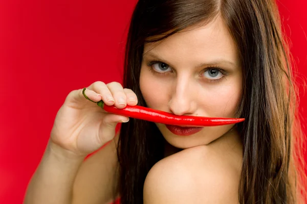 Pimenta de pimentão - retrato jovem mulher vermelha condimentada — Fotografia de Stock