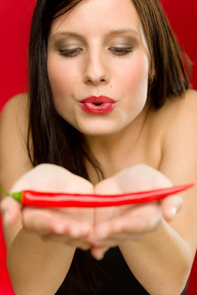 Chilipfeffer - Porträt junge Frau Schlag auf rot scharf — Stockfoto
