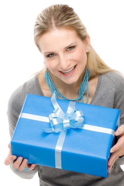 Presente celebrazione donna tenere regalo felice — Foto Stock