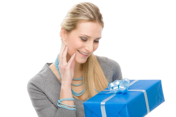 Geschenk macht Frau glücklich — Stockfoto