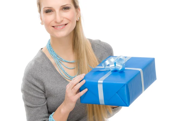 Současné ženy oslavu drží dárek radost — Stock fotografie