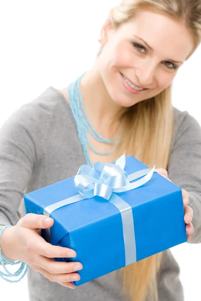 Jelen nő ünnepe tart ajándék boldog — Stock Fotó