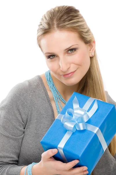 Nuvarande kvinna firande hålla gåva glad — Stockfoto