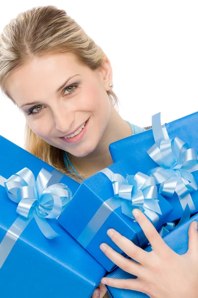 Nuvarande kvinna firande hålla gåva glad — Stockfoto