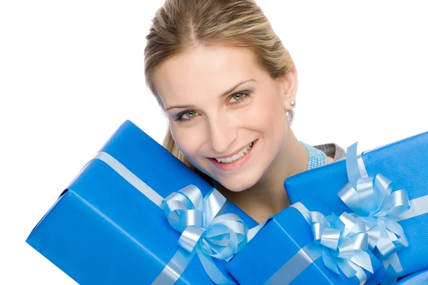 Presente mulher celebração segurar presente feliz — Fotografia de Stock