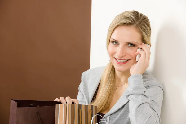 Mujer de compras bolso de moda llamada telefónica — Foto de Stock