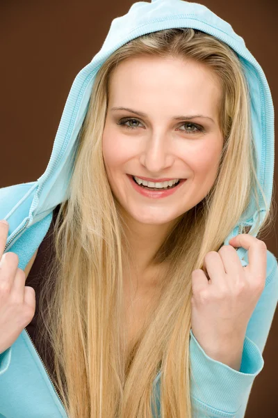 Portrét móda šťastná žena nosí kapuci — Stock fotografie
