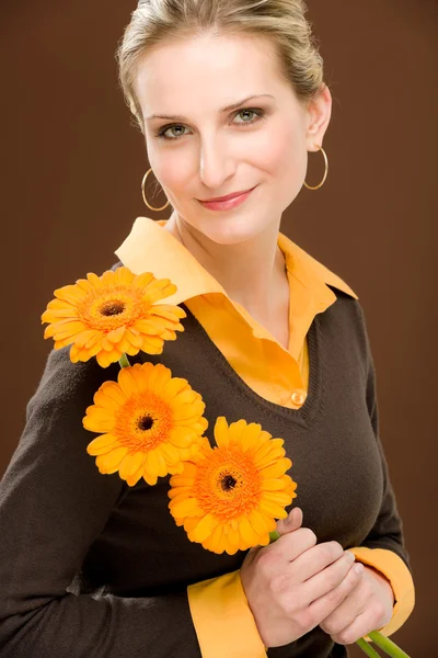 Fleur romantique femme tenir gerbera marguerite — Photo