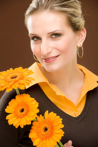 Flor mulher romântica segurar gerbera margarida — Fotografia de Stock