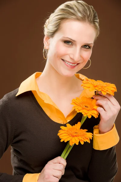 ロマンチックな女性の花はガーベラを保持します。 — ストック写真
