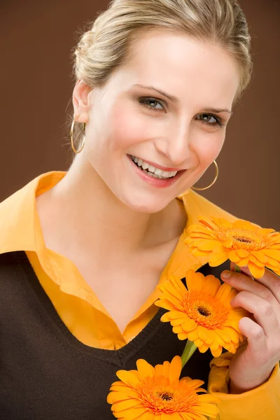 Bloem romantische vrouw houd gerbera daisy — Stockfoto