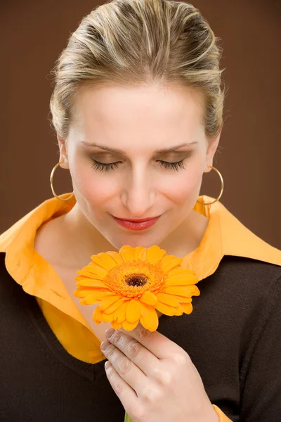 ロマンチックな女性の花はガーベラを保持します。 — ストック写真
