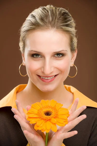 Bloem romantische vrouw houd gerbera daisy — Stockfoto