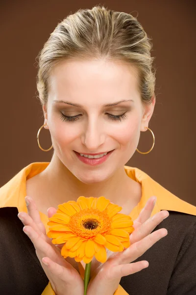 Romantyczna kobieta kwiat trzymać gerbera stokrotka — Zdjęcie stockowe