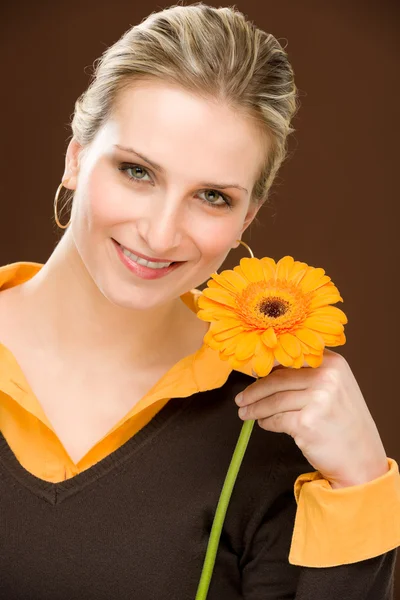 Květina romantická žena drží gerbera sedmikrásky — Stock fotografie