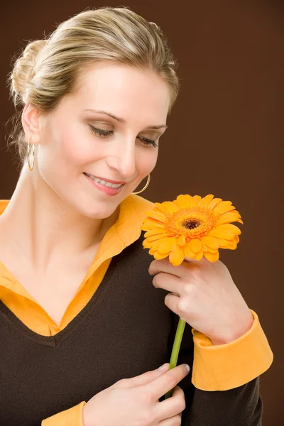 Fleur romantique femme tenir gerbera marguerite — Photo