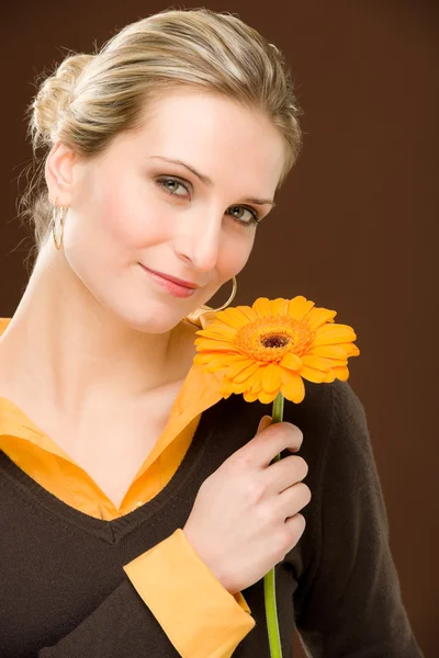 Romantik kadın çiçek tutun gerbera papatya — Stok fotoğraf