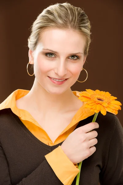 Квіткова романтична жінка тримає герберу ромашкою — стокове фото