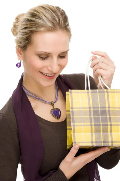 Μόδα γυναίκα ευτυχισμένη λαβή τσάντα για ψώνια — Φωτογραφία Αρχείου