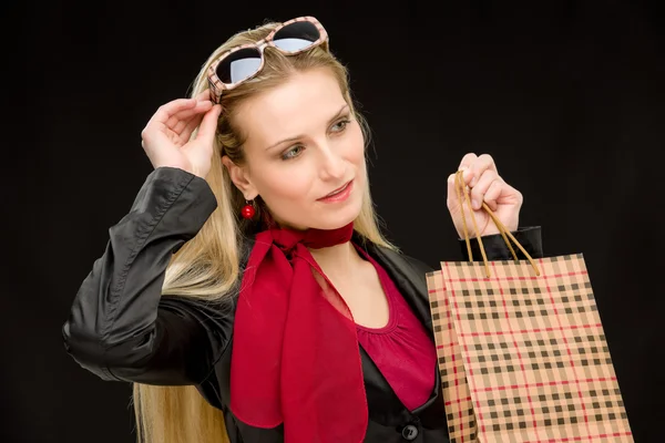 Покупательница модной сумки счастлива — стоковое фото