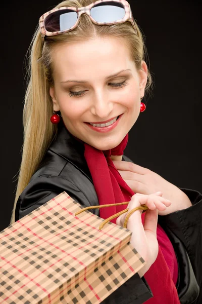 Шопінг жінка мода щаслива сумка — стокове фото