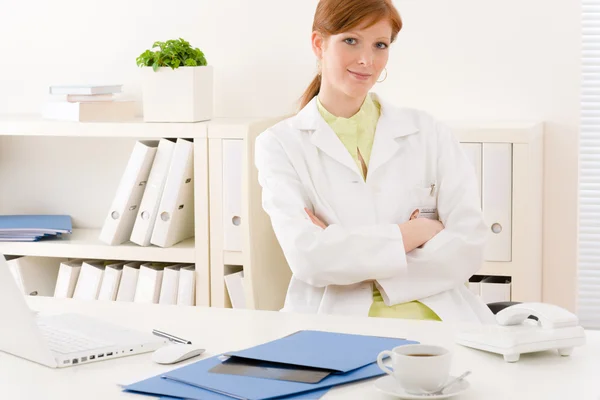 Doctor office - portrait female physician — Stock Photo, Image