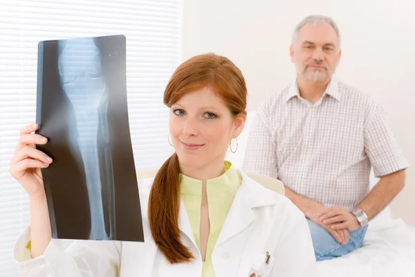Doktor Ofisi - kadın hekim hastanın röntgeni — Stok fotoğraf