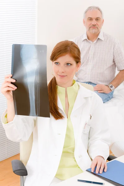 Consultorio médico - mujer médico paciente rayos X —  Fotos de Stock