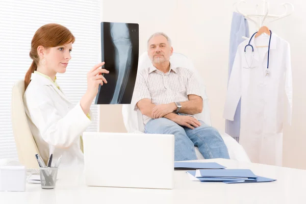 Consultório médico - radiografia médica feminina — Fotografia de Stock