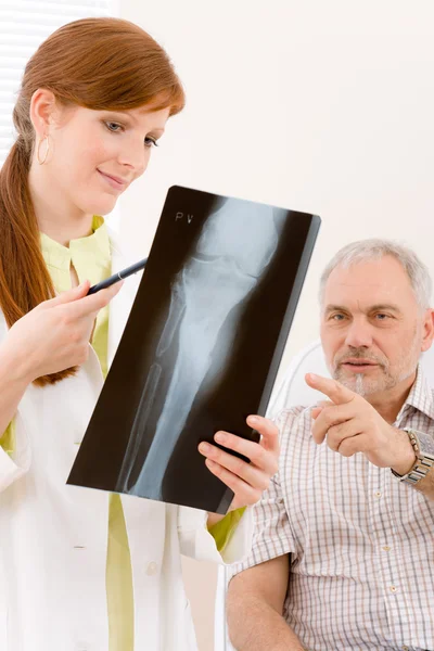 Doktor Ofisi - kadın hekim hastanın röntgeni — Stok fotoğraf