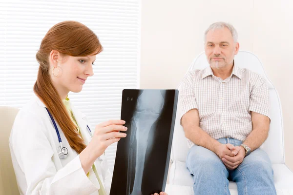 Consultorio médico - mujer médico paciente rayos X —  Fotos de Stock